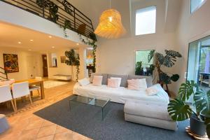 Superb contemporary villa with pool and garden