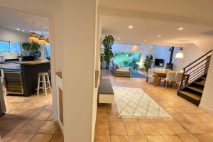 Superb contemporary villa with pool and garden