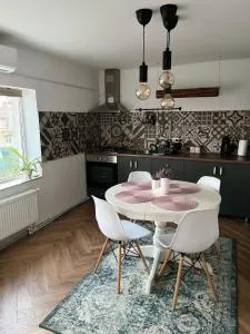 Ca acasă Corbu - Tashaul