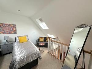 Glastonbury Hidden Passage, Split Level 1 Bedroom Apt