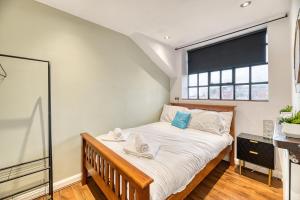 Central 2 Bedroom Apt by Guestz