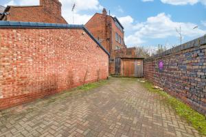 Central 2 Bedroom Apt by Guestz