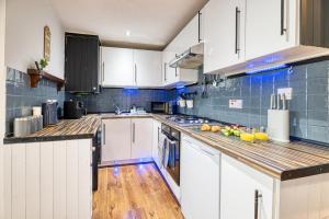 Central 2 Bedroom Apt by Guestz