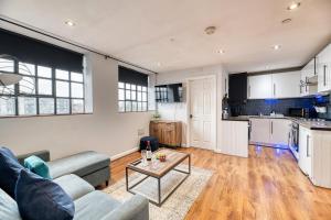 Central 2 Bedroom Apt by Guestz