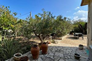 Secret garden villa facing the sea