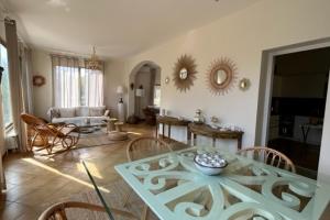 Secret garden villa facing the sea