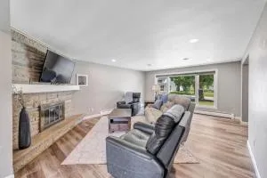 Charming 4-Bedroom Home Short Walk to Lambeau - 阿施瓦贝农