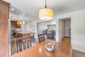 Charming 4-Bedroom Home Short Walk to Lambeau