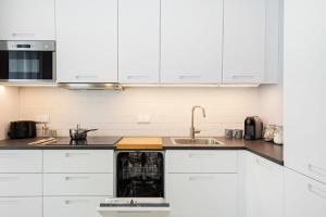 Large Apartment in Rondo Wiatraczna by Noclegi Renters