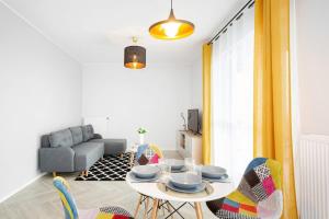 Large Apartment in Rondo Wiatraczna by Noclegi Renters