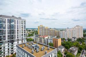 Large Apartment in Rondo Wiatraczna by Noclegi Renters