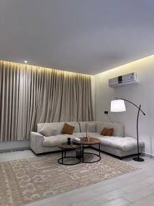 غرفه و صاله خلف البوليفارد