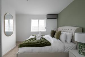 5 bed detached Contractors Parking Long Stays