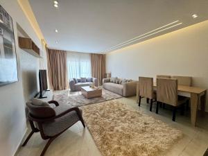 Glorious 2 BDR Apartment In Rehab City