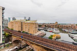 Blueground Limehouse near shopping dining LON-535