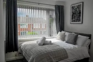 Stylish 4 Bed Apartment- Private Garden & Sleeps 8 - Norton
