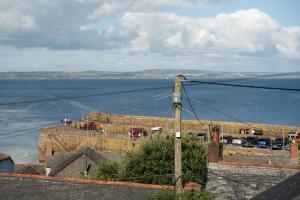 SeaView-2Br-Sleeps5-Cottage-FastWiFi-WoodBurner