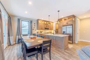 Lakeview Bliss- large home with lake views - Covert