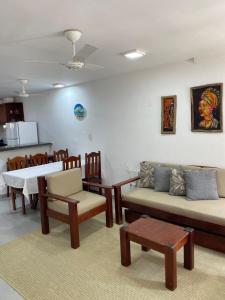 AP06 Espaçoso a 3 Minutos a Pé da Praia de Taperapuã, Acomoda até 8 Pessoas!