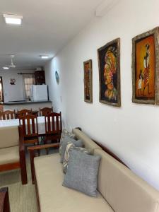 AP06 Espaçoso a 3 Minutos a Pé da Praia de Taperapuã, Acomoda até 8 Pessoas!