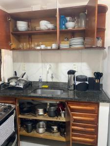 AP06 Espaçoso a 3 Minutos a Pé da Praia de Taperapuã, Acomoda até 8 Pessoas!