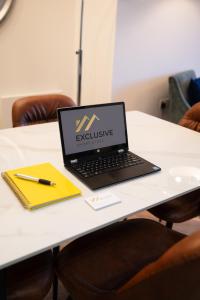 Balcony city view Spacious WiFi Family Contractors