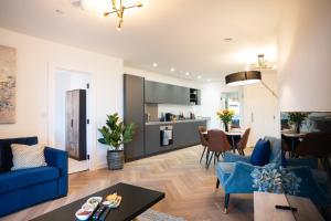 Balcony city view Spacious WiFi Family Contractors