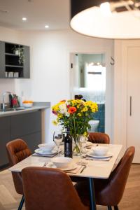 Balcony city view Spacious WiFi Family Contractors