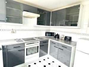 Homely 2 bedroom house, parking