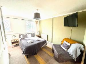 Homely 2 bedroom house, parking