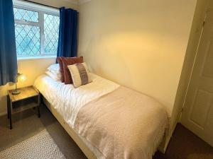 Homely 2 bedroom house, parking