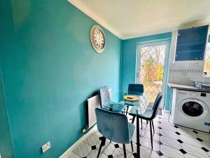 Homely 2 bedroom house, parking