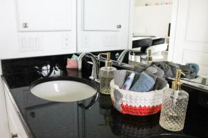 Paradise Home, Tranquil canal view 3-BDR in Golfers paradise