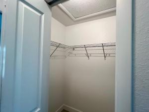 Paradise Home, Tranquil canal view 3-BDR in Golfers paradise