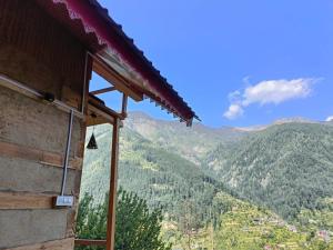 The Latoda forest edge duplex cottage in jibhi
