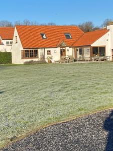 Nivekerke 8 Nieuwmunster De Haan, 3-bedroom holiday house for 4 to 6 people, between Wenduine, 1 km, and De Haan, 2 km, 500 meters from the beach,15 min from Bruges, Ostend and Knokke, nice big fenced garden