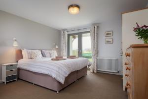 Sloopside Whole House in the heart of Bantham with sea views