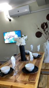 Naye Homes accessible 2 Bedroom apartment with Wi-Fi & parking