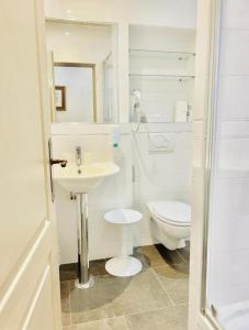 Hotels Hotel & Restaurant LE CENTRAL TROUVILLE : Chambre Double Supérieure - Vue sur Port