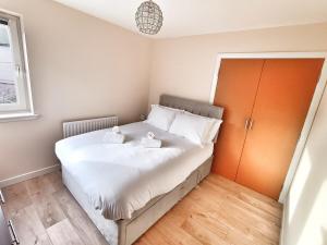 King Street, free parking and WiFi 2 bed by Lains Lettings