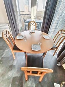 King Street, free parking and WiFi 2 bed by Lains Lettings