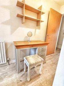 King Street, free parking and WiFi 2 bed by Lains Lettings