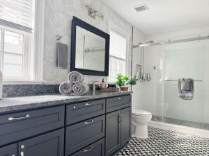 Sunny & Playful Carriage House in Downtown Savannah Stay Here and Walk Everywhere