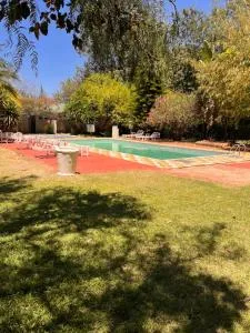 Koselig Studio Apartment with Swimming Pool - Naro Moru