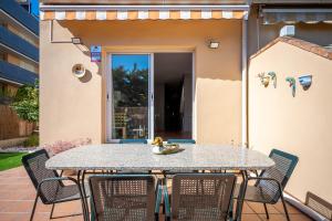 CAN LOLA Estupenda casa de 4 habitaciones con jardín a 150 metros de la playa