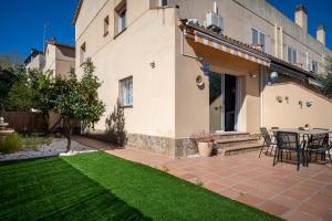 CAN LOLA Estupenda casa de 4 habitaciones con jardín a 150 metros de la playa