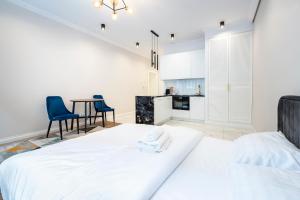 ArtDeco Luxury Apartments by BookingHost