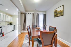 2 Mi to National Mall DC Townhome