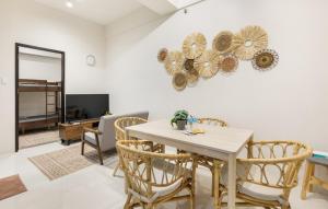 Peaceful 2 Bedroom with Balcony