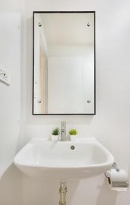 Peaceful 2 Bedroom with Balcony